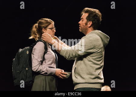 Sara ouest (Germany) Ekdal & Brendan Cowell (Hjalmar Ekdal) effectuer le "canard sauvage" au Barbican. Banque D'Images