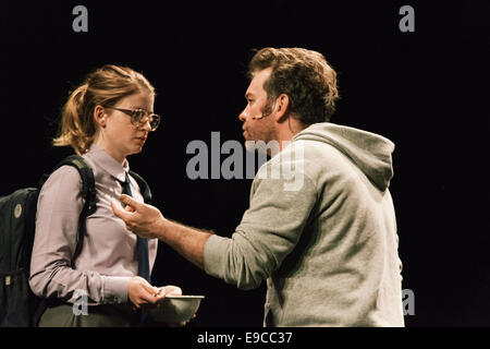 Sara ouest (Germany) Ekdal & Brendan Cowell (Hjalmar Ekdal) effectuer le "canard sauvage" au Barbican. Banque D'Images