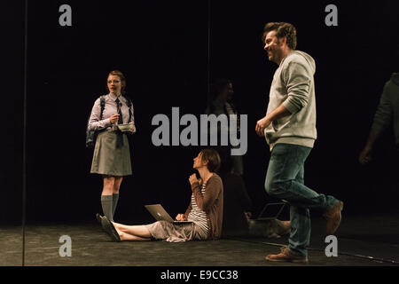 Sara ouest (Germany) Ekdal, Brendan Cowell (Hjalmar Ekdal), Anita Hegh (Gina Ekdal) effectuer le "canard sauvage" au Barbican. Banque D'Images