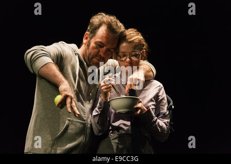 Sara ouest (Germany) Ekdal & Brendan Cowell (Hjalmar Ekdal) effectuer le "canard sauvage" au Barbican. Banque D'Images