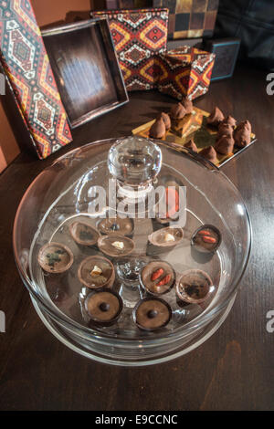 En un plat de verre de luxe. Divers sweets Banque D'Images