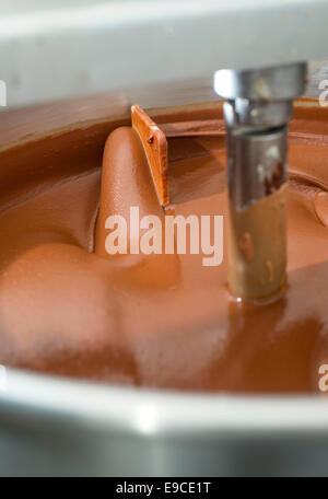 Machine pour le mélange de chocolat. Close up Banque D'Images