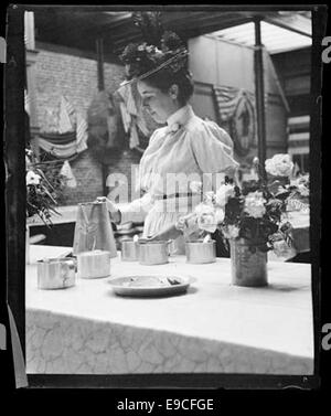 Photographie de volontaires de la Croix-Rouge américaine pendant la guerre hispano-américaine, stationnés à San Francisco. L'image illustre leur rôle dans la fourniture d'aide humanitaire pendant la guerre en 1898. Banque D'Images