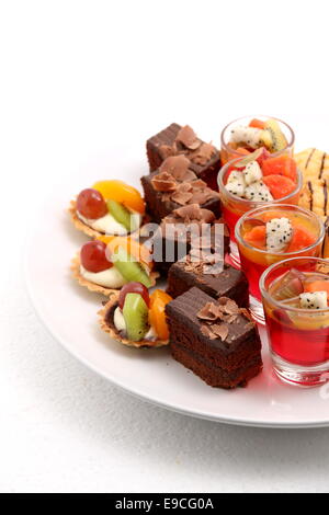 Un assortiment de mini gateau délicieux et beau. Banque D'Images