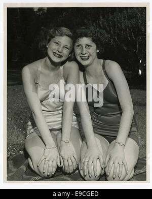 [Deux femmes en costume de bain] Banque D'Images