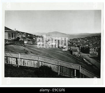 Photographiez la colline russe, North Beach et l'île d'Alcatraz à distance. L'image met en évidence les principaux monuments de San Francisco, offrant un aperçu de la topographie emblématique et des sites historiques de la ville. Banque D'Images