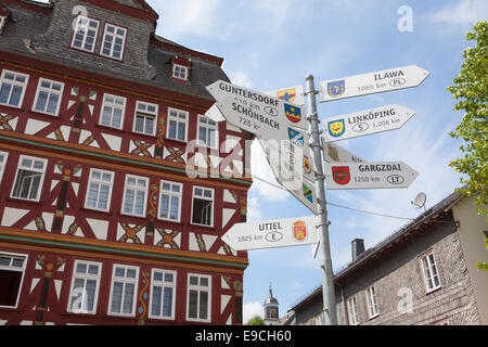 L'hôtel de ville, marché du beurre, Buttermarkt Signpost, villes partenaires, vieille ville historique de Herborn, Hesse, Germany, Europe Banque D'Images