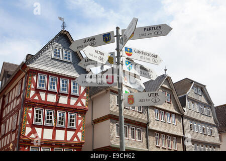 L'hôtel de ville, marché du beurre, Buttermarkt Signpost, villes partenaires, vieille ville historique de Herborn, Hesse, Germany, Europe, Rathaus, W Banque D'Images