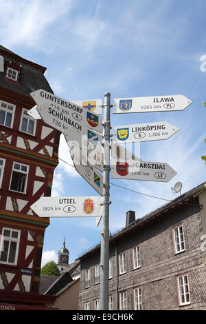 L'hôtel de ville, marché du beurre, Buttermarkt Signpost, villes partenaires, vieille ville historique de Herborn, Hesse, Germany, Europe Banque D'Images