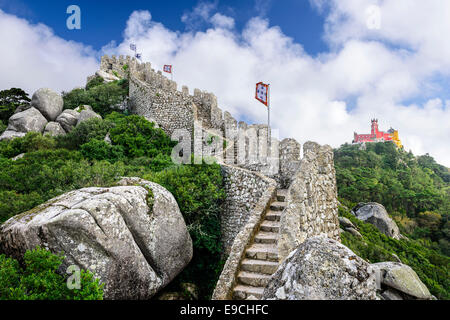 Sintra, Portugal au Château des Maures et palais de Pena. Banque D'Images