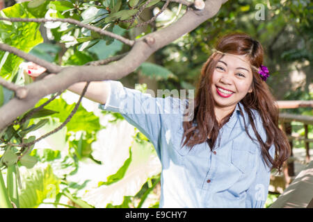 Pinoy femme dans un jardin vert on farm Banque D'Images