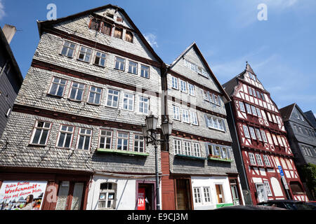 Restauré et pas encore maisons restaurées, marché des céréales, Kornmarkt vieille ville historique de Herborn, Hesse, Germany, Europe Banque D'Images