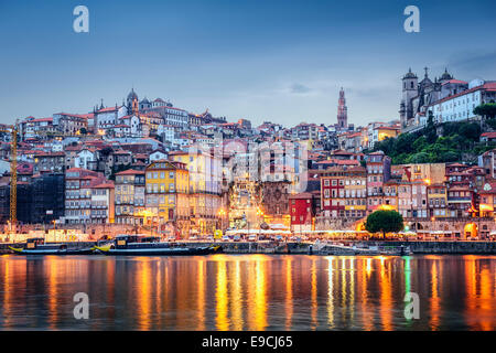 Porto, Portugal paysage urbain à travers le fleuve Douro. Banque D'Images