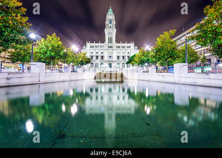 Porto, Portugal l'hôtel de ville la nuit. Banque D'Images