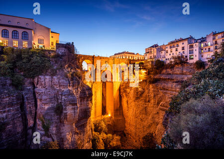 Ronda, Espagne au pont Puente Nuevo. Banque D'Images