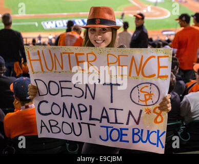 San Francisco. 24 Oct, 2014. California USA. Un fan de San Francisco Giants droit fielder Hunter pence (8) est titulaire d'un signe au cours de trois jeux de la Série mondiale entre les Giants de San Francisco et le Kansas City Royals au AT&amp;T Park à San Francisco, Californie, USA. Credit : Action Plus Sport/Alamy Live News Banque D'Images