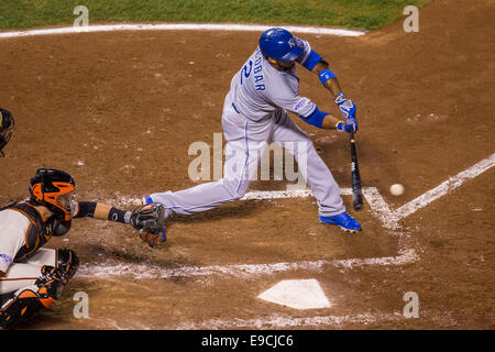 San Francisco. 24 Oct, 2014. California USA. L'arrêt-court des Royals de Kansas City, Alcides Escobar (2) à la batte et la connexion avec la balle pour un seul, tandis que San Francisco Giants catcher Buster Posey (28) montres derrière lui, au cours de trois jeux de la Série mondiale entre les Giants de San Francisco et le Kansas City Royals au AT&amp;T Park à San Francisco, Californie, USA. Credit : Action Plus Sport/Alamy Live News Banque D'Images