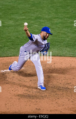 San Francisco. 24 Oct, 2014. California USA. Kansas City Royals relief pitcher Kelvin Herrera (40) tangage dans la 6e manche, au cours de trois jeux de la Série mondiale entre les Giants de San Francisco et le Kansas City Royals au AT&amp;T Park à San Francisco, Californie, USA. Credit : Action Plus Sport/Alamy Live News Banque D'Images