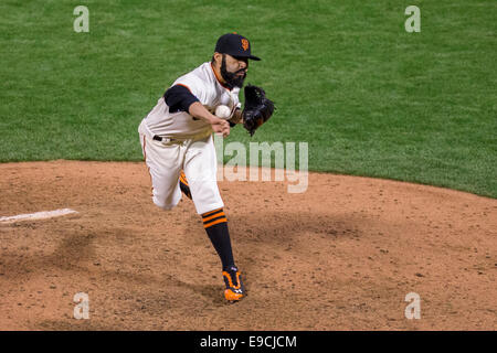 San Francisco. 24 Oct, 2014. California USA. De baseball des Giants de San Francisco Sergio Romo (54) tangage dans la 7e manche, au cours de trois jeux de la Série mondiale entre les Giants de San Francisco et le Kansas City Royals au AT&amp;T Park à San Francisco, Californie, USA. Credit : Action Plus Sport/Alamy Live News Banque D'Images