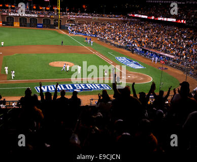 San Francisco. 24 Oct, 2014. California USA. Fans cheer comme les Giants de San Francisco fin haut de la 8e manche, au cours de trois jeux de la Série mondiale entre les Giants de San Francisco et le Kansas City Royals au AT&amp;T Park à San Francisco, Californie, USA. Credit : Action Plus Sport/Alamy Live News Banque D'Images