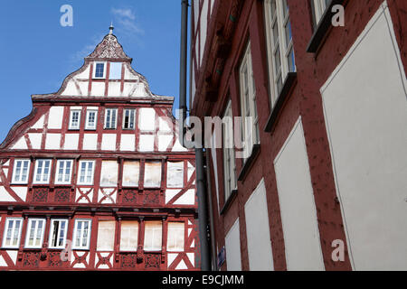 Restauré et pas encore maisons restaurées, marché des céréales, Kornmarkt vieille ville historique de Herborn, Hesse, Germany, Europe, Banque D'Images