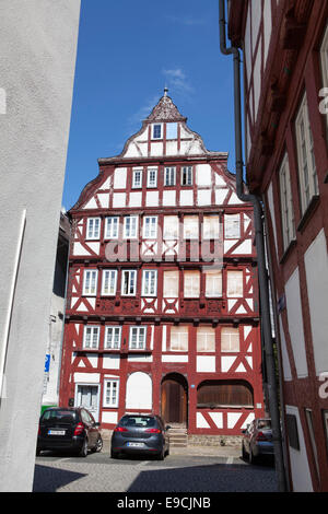 Restauré et pas encore maisons restaurées, marché des céréales, Kornmarkt vieille ville historique de Herborn, Hesse, Germany, Europe, Banque D'Images