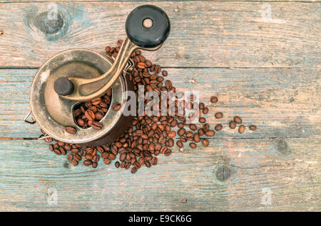 Les grains de café, meules sur table en bois ancien. À partir d'une série Coffee Time Banque D'Images