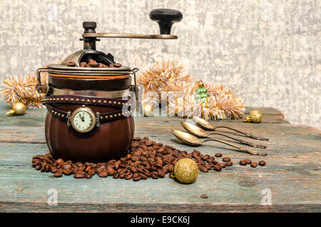 Noël encore la vie avec du café et de l'horloge sur la vieille table en bois. À partir d'une série Coffee Time Banque D'Images