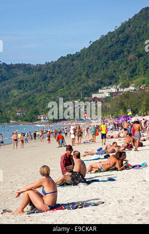 Les touristes sur la plage de Patong, Phuket, Thailand Banque D'Images