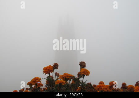 Tangshan, Province de Hebei en Chine. 25 octobre, 2014. Un monument est enveloppé dans le smog dans la ville de Tangshan, Province de Hebei en Chine du nord, le 25 octobre 2014. Credit : Zheng Yong/Xinhua/Alamy Live News Banque D'Images