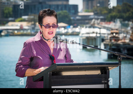 Sydney, Australie. 25 octobre, 2014. Le maire de Sydney, Clover Moore, a prononcé un discours avant le dévoilement de l'étape finale d'un 2,2 kilomètres à pied de l'estran en le rendant accessible au public pour la première fois depuis le début de la colonisation européenne à Sydney. Credit : MediaServicesAP/Alamy Live News Banque D'Images