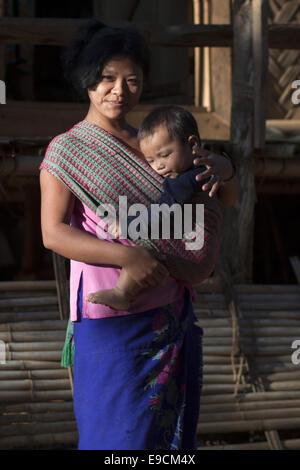 Bandorban, au Bangladesh. 25Th Dec 2010. Mère avec enfant Tribal dans Bandorban. Bandarban est un quartier dans le sud-est du Bangladesh, et une partie de la division de Chittagong. C'est l'un des trois districts qui composent les Chittagong Hill Tracts, les autres étant le district de Rangamati et Khagrachhari District. Bandarban est considérée comme l'une des plus belles destinations de voyage au Bangladesh. (Ce qui signifie le barrage Bandarban de singes), ou dans les Marmas ou Arakanais langue comme ''Rwa-daw brm'' est également connu comme Arvumi ou le cercle Bohmong (du reste des trois districts Hill est le Rangamati Chakma Banque D'Images