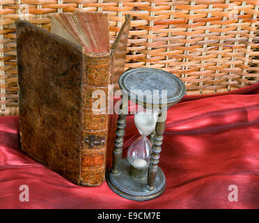 Vintage book et hourglass sur l'ancienne table libre de droit Banque D'Images