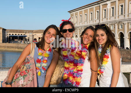 Teenies, de l'adolescence, les filles, jeune femme, Selphy, Photo, Photographie, Selfi, Pont, Rivière, Misa Fiume, Groupe, été 2014 Jamboree Banque D'Images