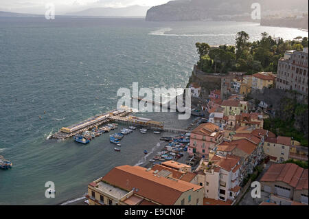 Regarder sur le Picolo Grande, le petit port de pêche dans la région de Sorrente, dans la baie de Naples, sur un beau jour avec mer agitée ou Banque D'Images