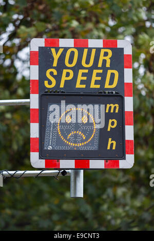 L'indicateur de vitesse (SID) dans le Kent sur une 30 mph milles par heure de route : il affiche la vitesse de voiture / véhicule. Banque D'Images