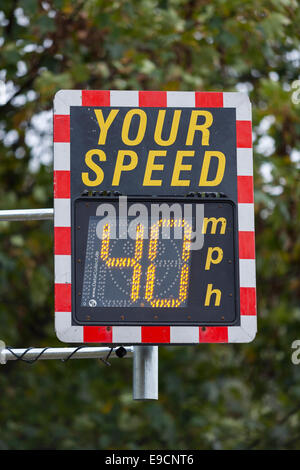 L'indicateur de vitesse (SID) dans le Kent sur une 30 mph milles par heure de route : il affiche la vitesse de voiture / véhicule. Banque D'Images