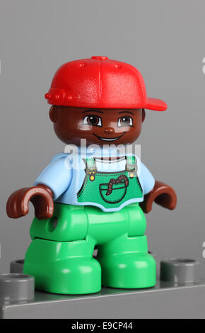 Tambov, Fédération de Russie - le 28 février 2013 Lego Duplo African American boy figure à tête rouge sur fond gris. Banque D'Images