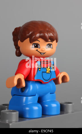 Tambov, Fédération de Russie - le 28 février 2013 Lego Duplo fille brune figure sur fond gris. Studio shot. Banque D'Images