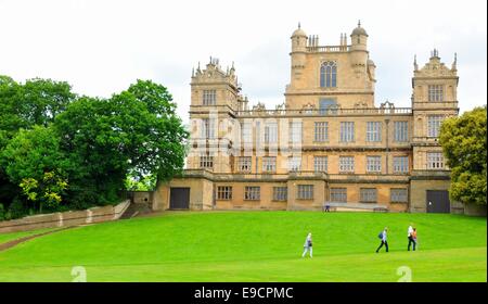 NOTTINGHAM, Royaume-Uni. 1 juin 2014 : les touristes d'admirer la belle architecture de style élisabéthain Wollaton Hall, une maison de campagne. Banque D'Images