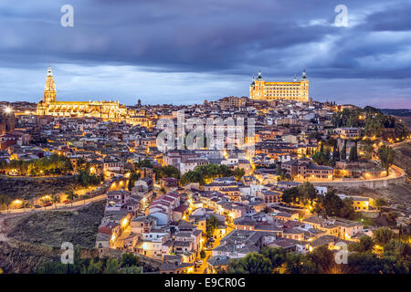 Tolède, Espagne ville skyline sur le Tage. Banque D'Images