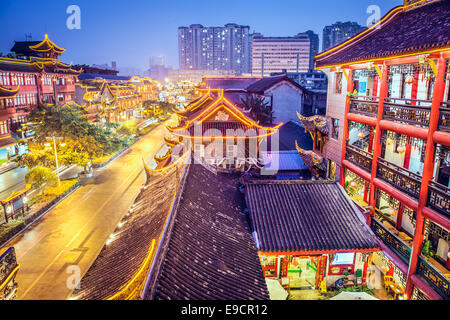 Chengdu, Chine cityscape Qintai Road au-dessus. Banque D'Images