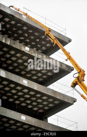 Pompe à béton haute en action sur le site de construction d'un nouveau bâtiment Banque D'Images