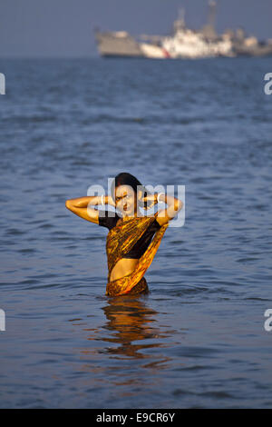 Khulna, Bangladesh. Nov 9, 2011. Un hindou femmes prenant bain dans la baie du Bengale au cours de l'éruption à mela Dublar char dans l'Est de l'Shundorban Devision.fessier Mela est un festival annuel de plus de 200 ans en l'honneur du dieu hindou le Seigneur Krishna. Chaque année, ses tenues sur les ''Rash Purnima'' (éruption Pleine lune) qui a été 1er novembre. Cette date varie d'année en année en fonction du cycle lunaire, déterminée par l'Hindu astrologues. Dublar île célèbre et infâmes. Le cyclone ces hits baie du Bengale pour la plupart finit par frapper cette région. Son dans la limite sud de la grande saison des Sundarbans habitées par des fi Banque D'Images