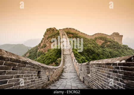 Grande Muraille de Chine, à la Section de Jinshanling sur un jour brumeux. Banque D'Images