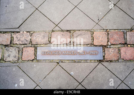 Marqueur dans le trottoir d'une rue de Berlin qui marque la position du mur de Berlin, Berliner Mauer 1961-1989 Banque D'Images