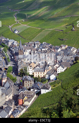 Vue aérienne de la vieille ville et les vignobles de la vallée de la Moselle Bernkastel-Kues Allemagne Banque D'Images