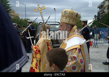 Thessalonique, Grèce. 25 octobre, 2014. Litanies en l'honneur de St Demetrious. Une litanie procession a eu lieu dans l'sourounding rues de l'église de St Demetrious, le saint patron de la ville portuaire grecque de Thessalonique. Credit : Orhan Tsolak /Alamy Live News Banque D'Images