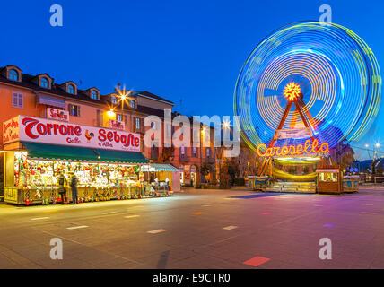 La roue d'observation sur place au centre de l'Alba, l'Italie. Banque D'Images