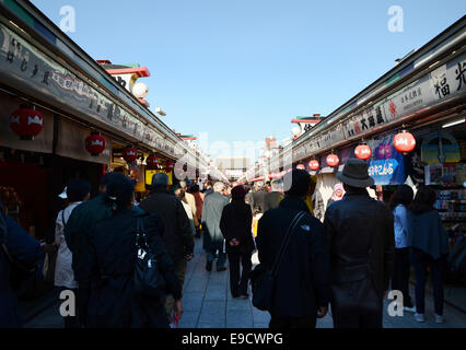 TOKYO, JAPON - 21 novembre : la Rue Commerçante Nakamise à Asakusa, Tokyo le 21 novembre 2013. L'occupé arcade relie le Temple Senso-ji Banque D'Images